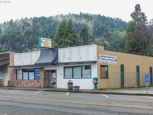 412 S Main St, Canyonville, OR 97417